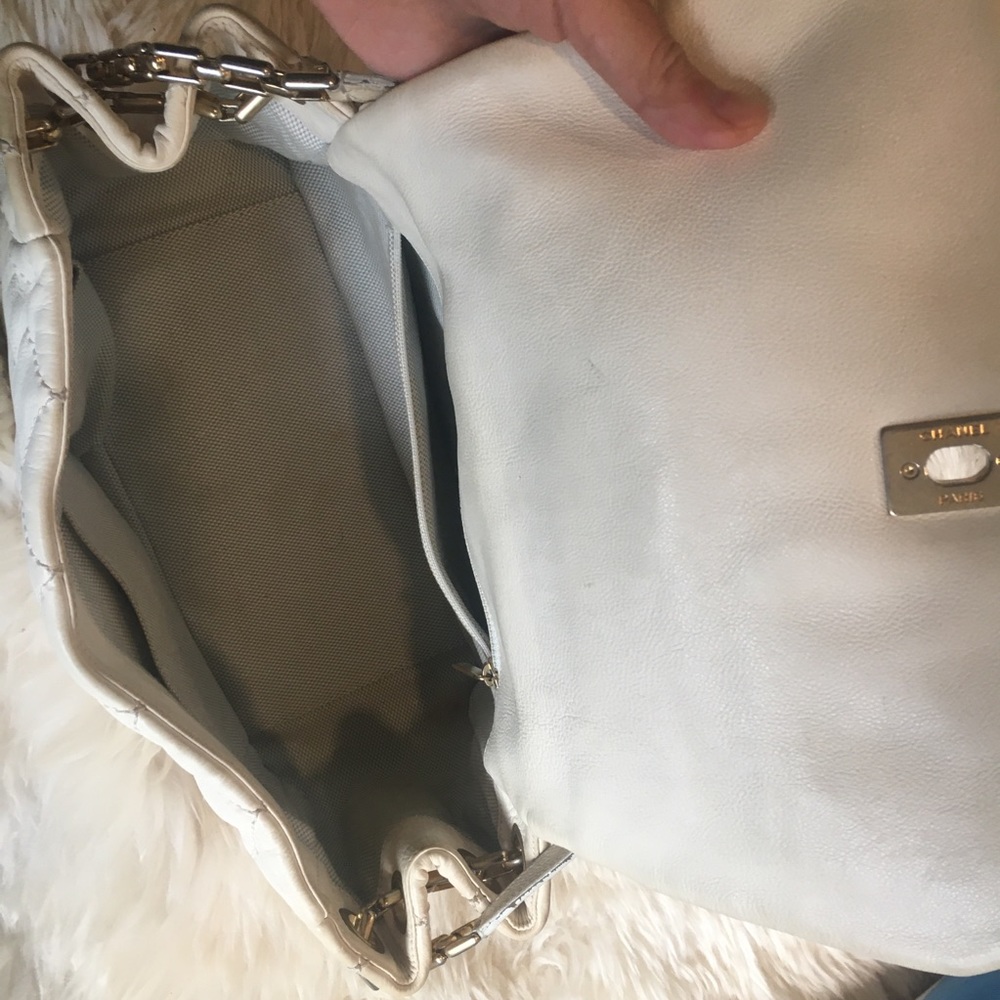 Chanel cream quilted bag GHW worn - Picture 3 of 10